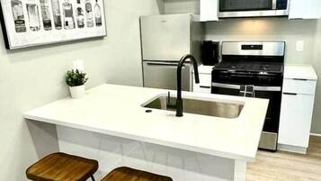 Réfrigérateur, micro-ondes, four, plaque de cuisson