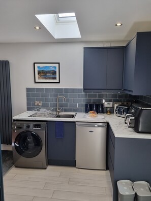 Kjøleskap, mikrobølgeovn, ovn og vannkoker