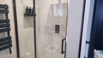 Een douche, een haardroger, handdoeken, zeep