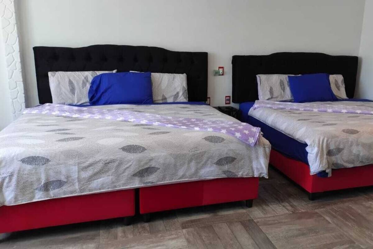 Habitación Elite | Decoración personalizada, escritorio y espacio para trabajar con laptop