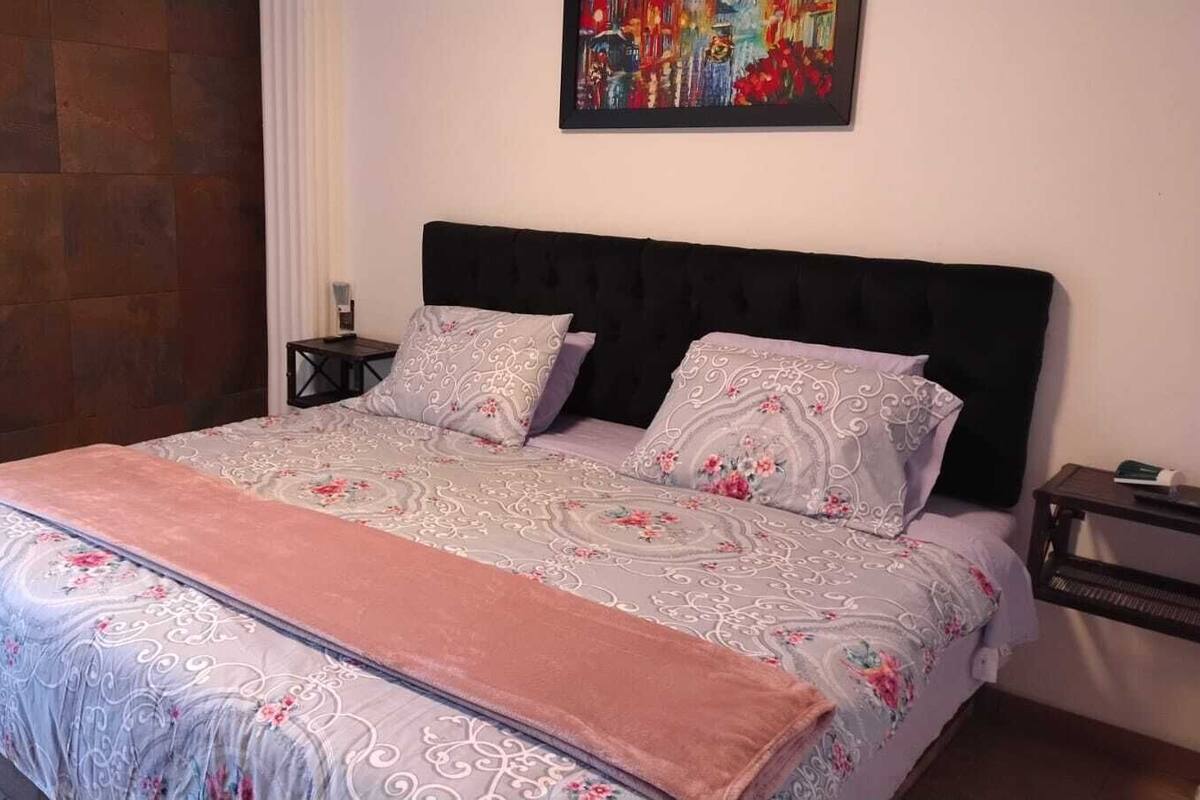 Habitación doble Confort | Decoración personalizada, escritorio y espacio para trabajar con laptop