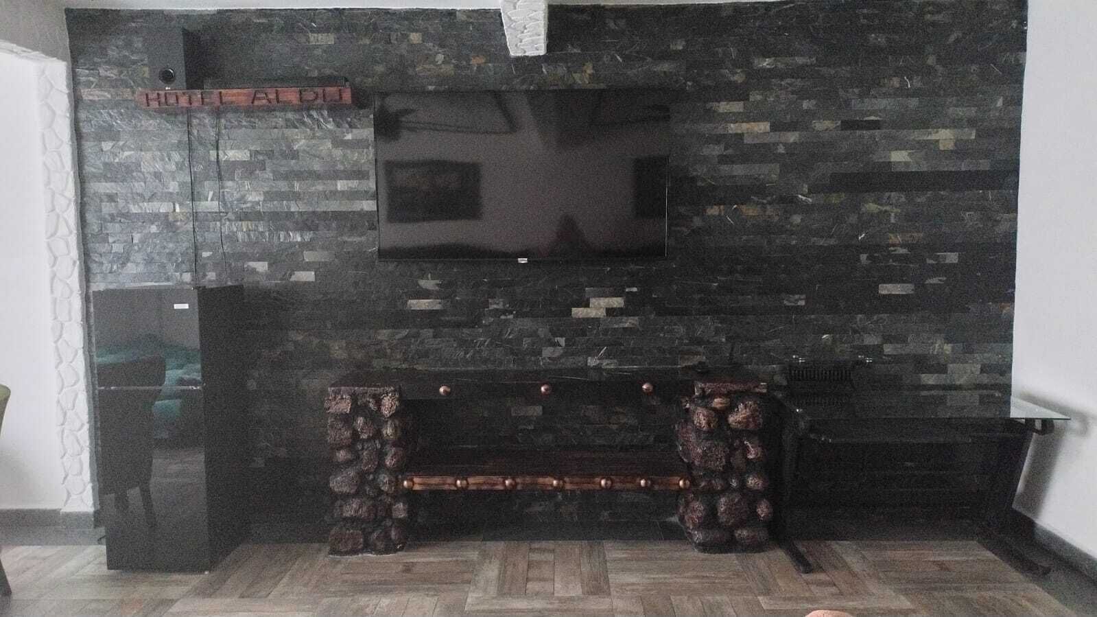 Decoración personalizada, escritorio y espacio para trabajar con laptop 