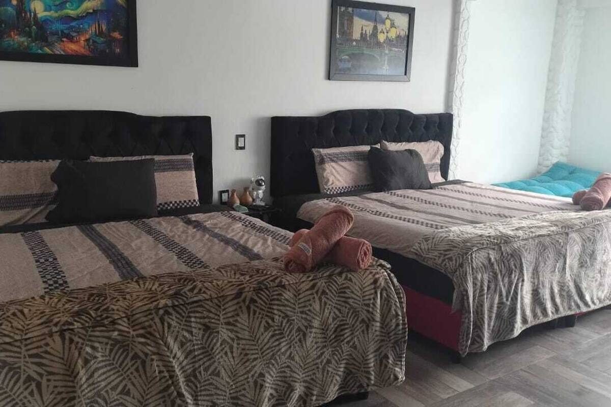 Habitación doble Deluxe | Decoración personalizada, escritorio y espacio para trabajar con laptop