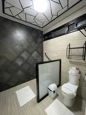 Rom – president | Bad | Toalettartikler (inkludert), håndklær, såpe og sjampo