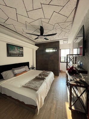 ห้องสแตนดาร์ด | ผ้านวมขนเป็ด, เตียงเมมโมรีโฟม, ห้องพักตกแต่งอย่างมีเอกลักษณ์, โต๊ะทำงาน