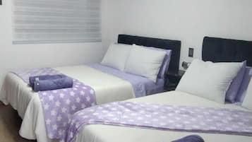 Vierpersoonskamer, 2 tweepersoonsbedden | Individueel gedecoreerd, een bureau, een laptopwerkplek, gratis wifi