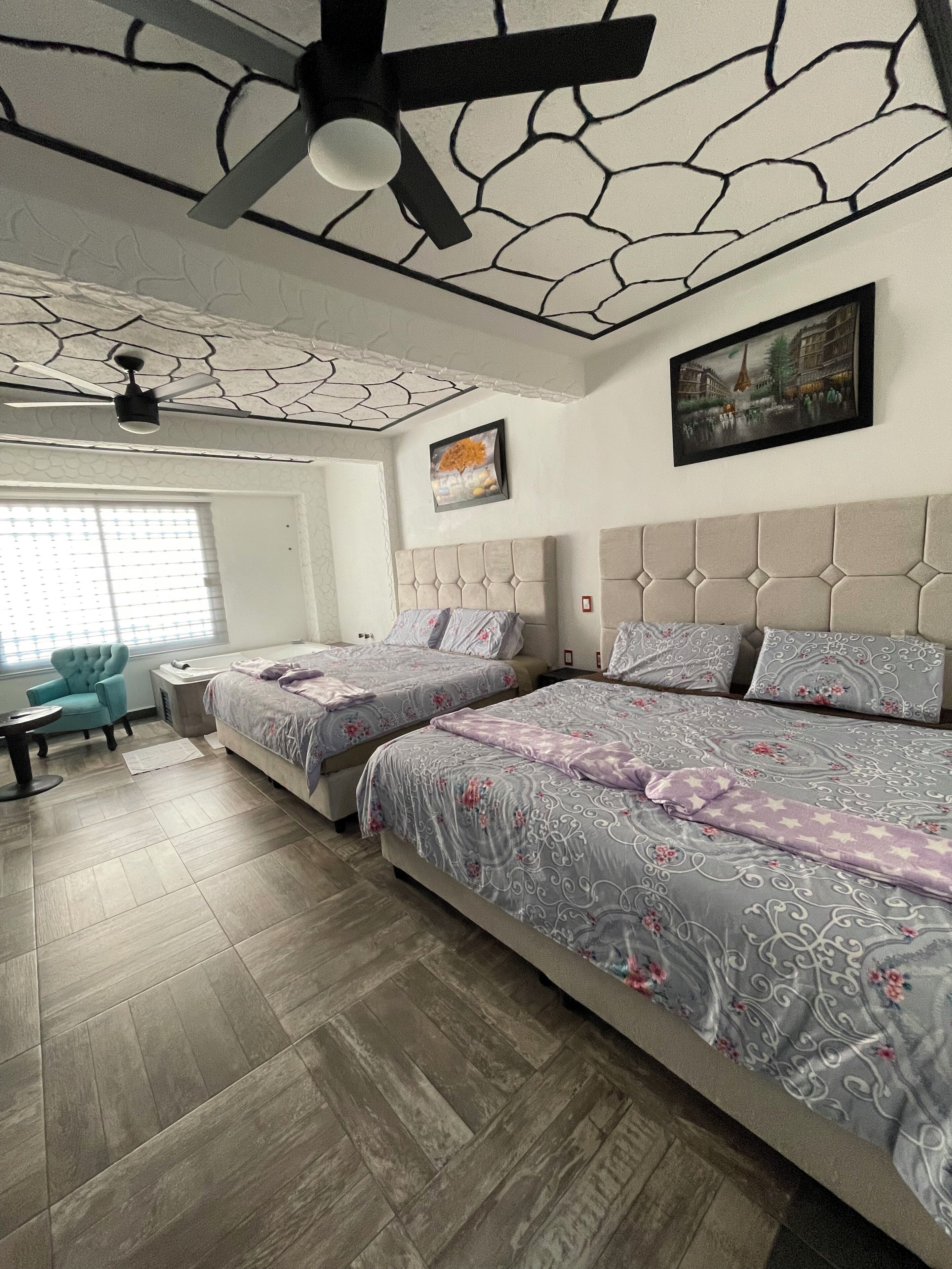 Rom – premium | Dundyner, memory foam-senger, individuelt dekorert og skrivebord