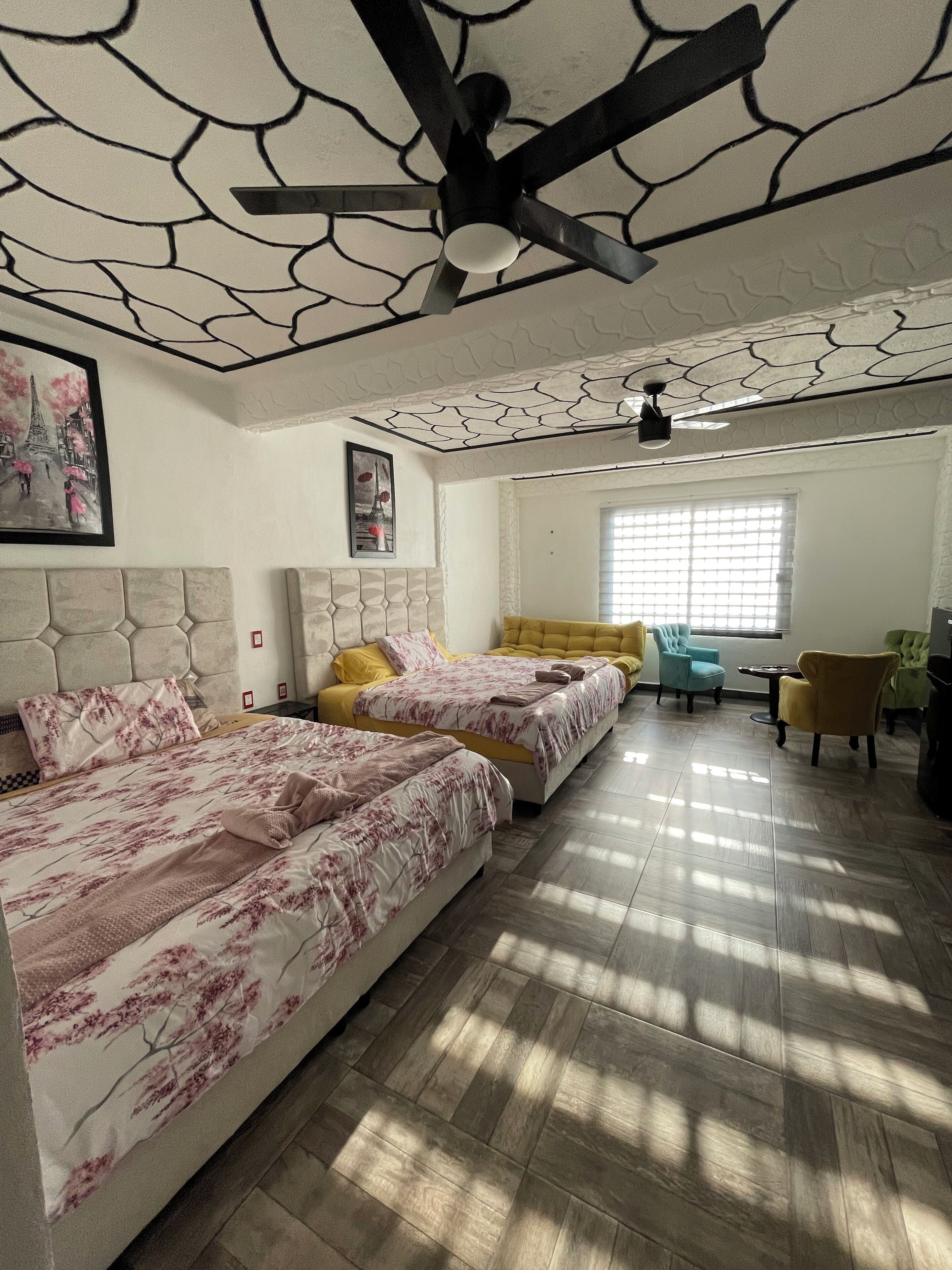 Rom – elite | Dundyner, memory foam-senger, individuelt dekorert og skrivebord