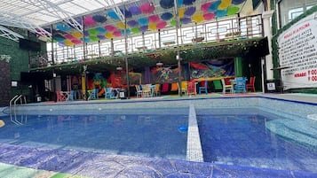 Innendørsbasseng