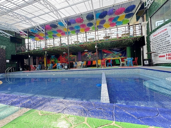 Kolam renang indoor