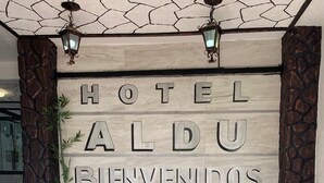 A hotel sign with the name "Hotel Aldu" and the words "Bienvenidos" below it. - Hotel y Restaurante ALDU (Malinalco)