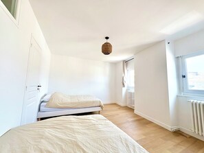 3 室のベッドルーム、アイロン / アイロン台、WiFi、ベッドシーツ
