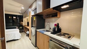 Microwave, cookware/dishes/utensils