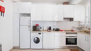 冰箱、微波炉、烤箱、炉灶