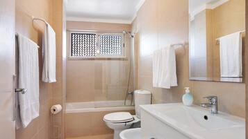 Ducha, secador de pelo, toallas