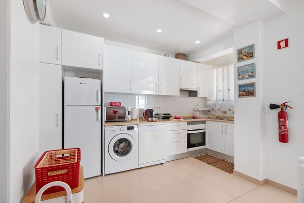 Frigorifero, microonde, forno, piano cottura