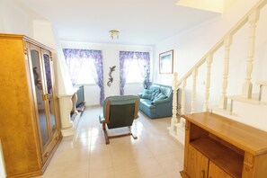 Villa, Terrasse | Wohnbereich | 50-Zoll-LCD-Fernseher mit Satellitenempfang