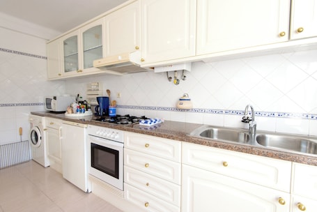 Villa, Patio | Private kitchen | Fridge, microwave, oven, stovetop