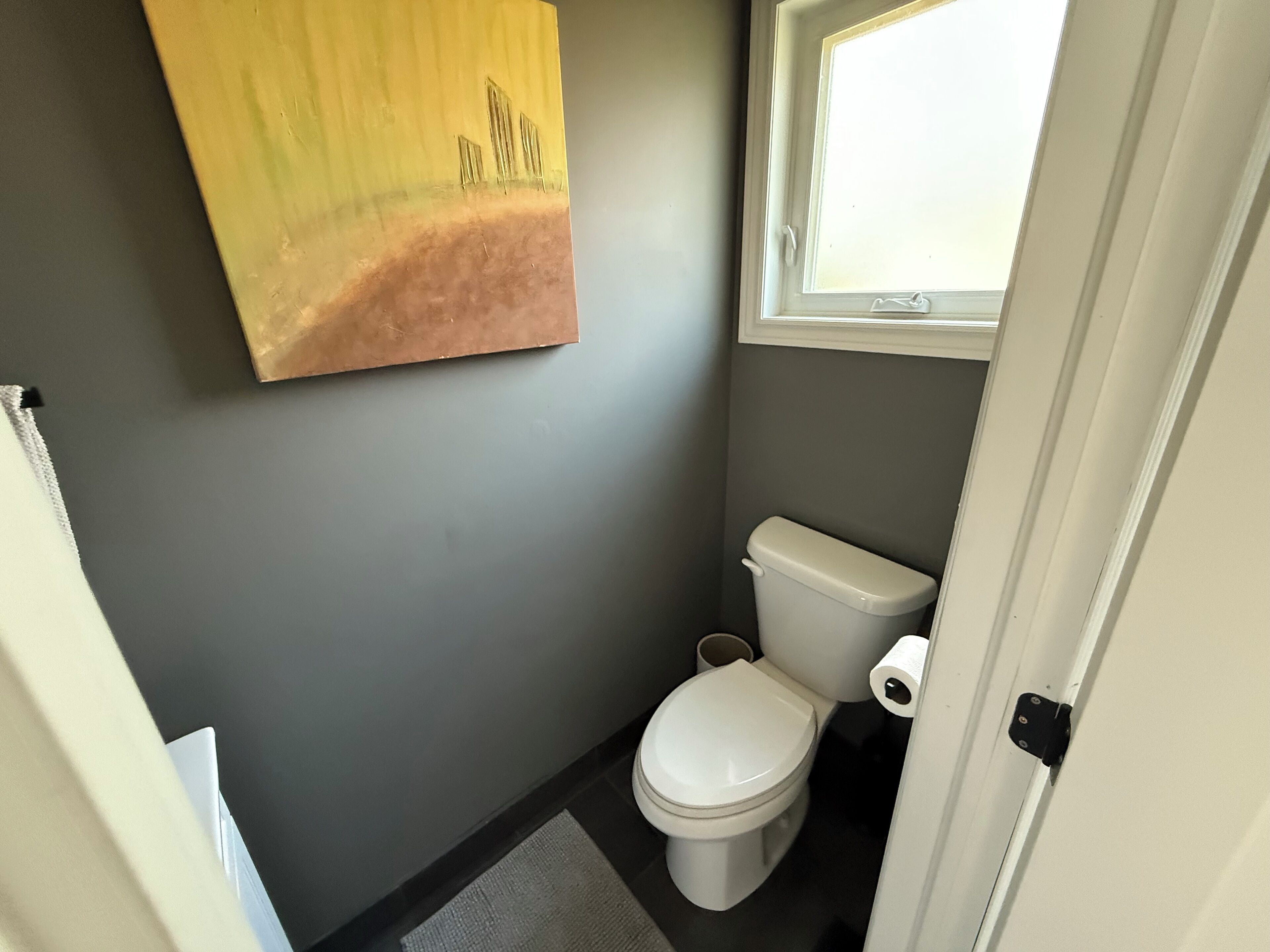 Sèche-cheveux, serviettes fournies, savon, papier toilette