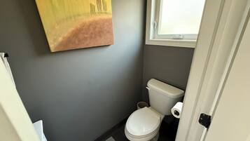 SĂšche-cheveux, serviettes fournies, savon, papier toilette