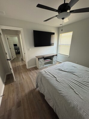 3 quartos, acesso à internet, roupa de cama