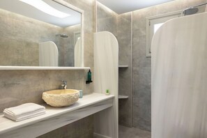 Douche, séchoir à cheveux, bidet, serviettes fournies