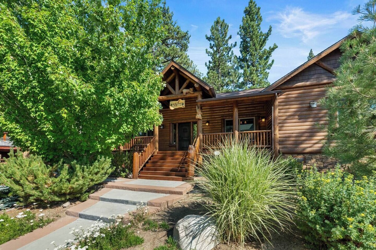 Luxury Lodge • Spacious • Modern • Hot Tub