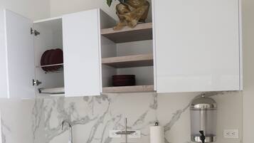 Refrigerador, microondas y cafetera y tetera