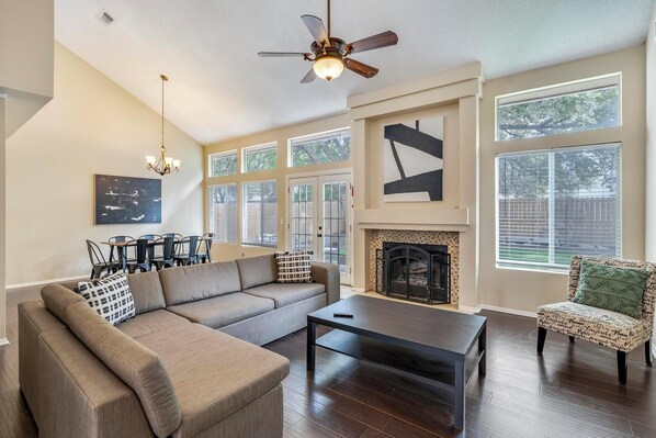 Living area - Six Flags|SeaWorld|LaCantera (San Antonio)