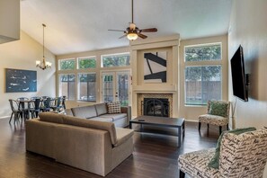 Living area - Six Flags|SeaWorld|LaCantera (San Antonio)