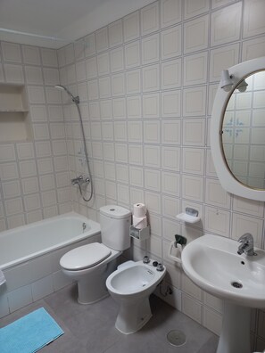 Secador de pelo, toallas, jabón, papel higiénico