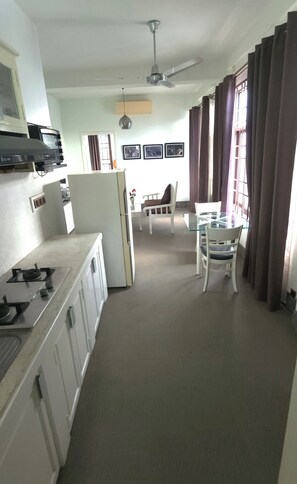 Studio, 1 Queen Bed, Non Smoking, Private Bathroom | Living area