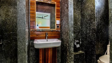 Studio, 1 queensize bed, niet-roken, privébadkamer | Badkamer | Een douche, een haardroger, pantoffels, handdoeken