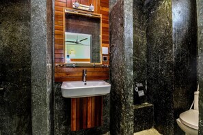 Estudio, 1 cama de matrimonio, no fumadores, baño privado | Baño | Ducha, secador de pelo, toallas y jabón