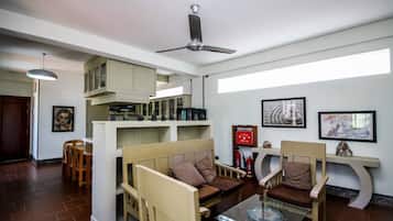 Στούντιο, 1 Queen Κρεβάτι, Μη Καπνιστών, Ιδιωτικό Μπάνιο | Περιοχή καθιστικού | Τηλεόραση LCD