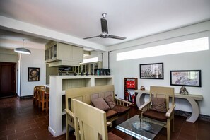 Στούντιο, 1 Queen Κρεβάτι, Μη Καπνιστών, Ιδιωτικό Μπάνιο | Περιοχή καθιστικού | Τηλεόραση LCD