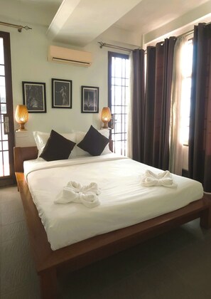 Studio, 1 Queen Bed, Non Smoking, Private Bathroom | Individually furnished, desk, laptop workspace, free WiFi