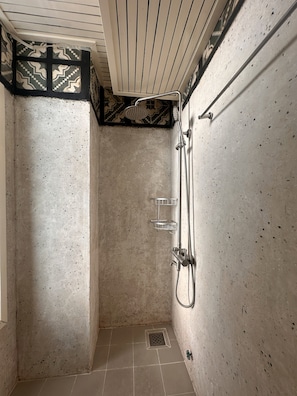 ดีลักซ์อพาร์ทเมนท์, เตียงควีนไซส์ 1 เตียง, ลานระเบียง, วิวเมือง | ห้องน้ำ | ฝักบัว, ไดร์เป่าผม, ผ้าเช็ดตัว, สบู่