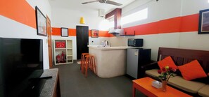 Στούντιο, 1 Queen Κρεβάτι, Μη Καπνιστών, Ιδιωτικό Μπάνιο | Περιοχή καθιστικού | Τηλεόραση LCD