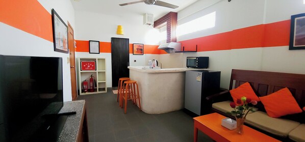 Studio, 1 Queen Bed, Non Smoking, Private Bathroom | Living area