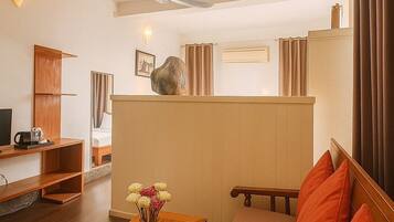 Muebles diferentes, espacio para trabajar con laptop y wifi gratis