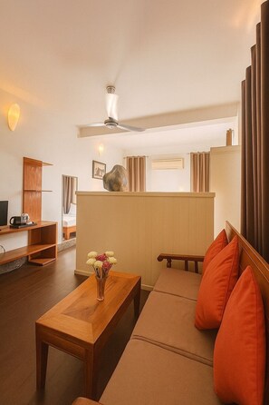 ดีลักซ์อพาร์ทเมนท์, เตียงควีนไซส์ 1 เตียง, ลานระเบียง, วิวเมือง | ตกแต่งพิเศษโดยเฉพาะ, พื้นที่ทำงานแบบใช้แล็ปท็อป, Wi-Fi ฟรี, ผ้าปูที่นอน