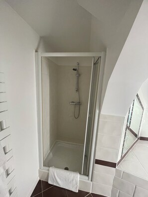 Hair dryer, towels, soap, toilet paper - Charming double room, in the middle of a wooded park, away from the noise (Saint-Victor-Montvianeix)
