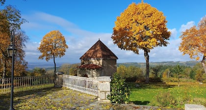 Chambre double de charme, au milieu d'un parc arboré, loin du bruit