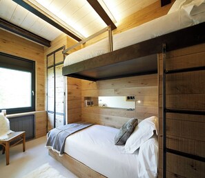 2 عدّة غرف نوم ومكواة/لوح كي وواي فاي مجانًا وملاءات أسرّة