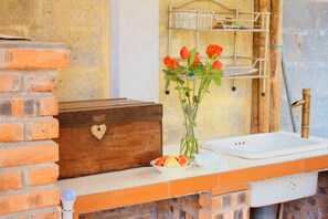 Ferienhaus, 2 Schlafzimmer, eigener Pool, Gartenblick | Grill-/Picknickplatz