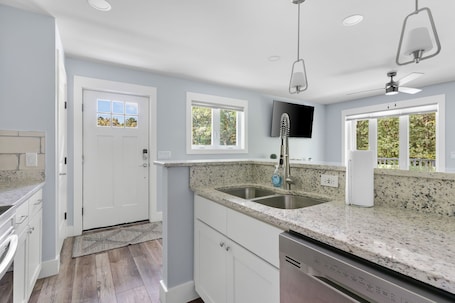 Fridge, microwave, oven, stovetop. Private & Quiet Retreat Near Folly Beach