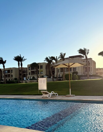Deluxe Apartment with Rooftop, Mountain & Pool Views