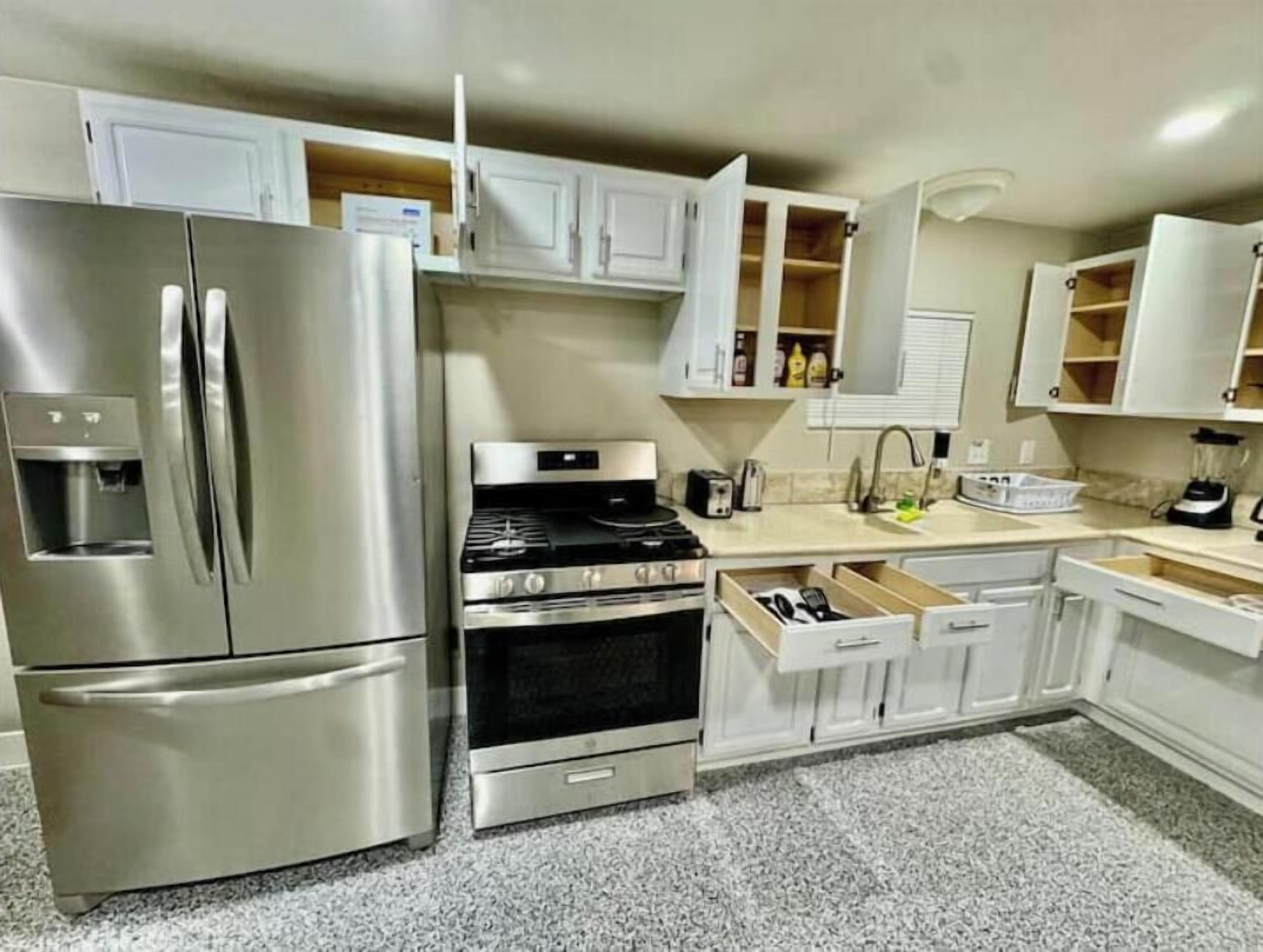 Refrigerador, microondas, horno y parrilla de estufa 