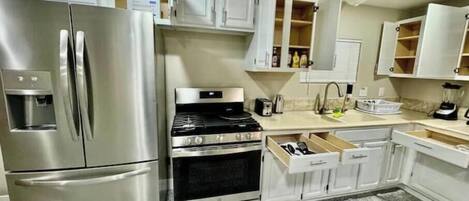 Refrigerador, microondas, horno y parrilla de estufa